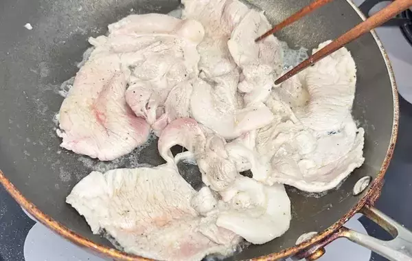 安い豚肉が別物に仕上がる！？　お湯にサッとくぐらせるだけで「しっとりやわらか」