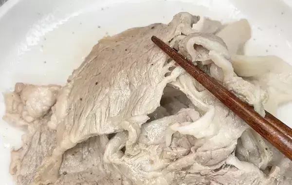 安い豚肉が別物に仕上がる！？　お湯にサッとくぐらせるだけで「しっとりやわらか」