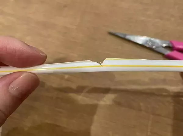お菓子の袋をテープで留めると剥がしにくい…　ストロー1本で『ひっくり返してもこぼれない』閉じ方