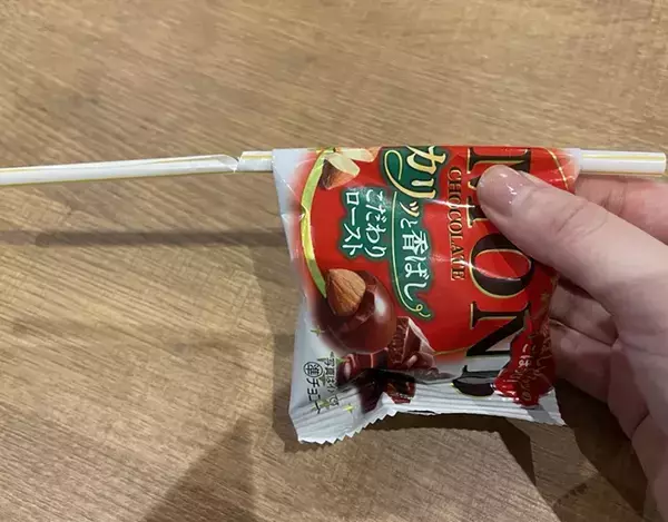 お菓子の袋をテープで留めると剥がしにくい…　ストロー1本で『ひっくり返してもこぼれない』閉じ方