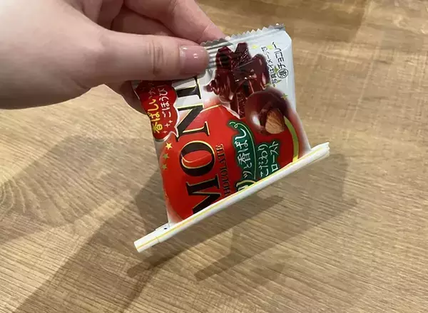 お菓子の袋をテープで留めると剥がしにくい…　ストロー1本で『ひっくり返してもこぼれない』閉じ方