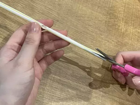 お菓子の袋をテープで留めると剥がしにくい…　ストロー1本で『ひっくり返してもこぼれない』閉じ方