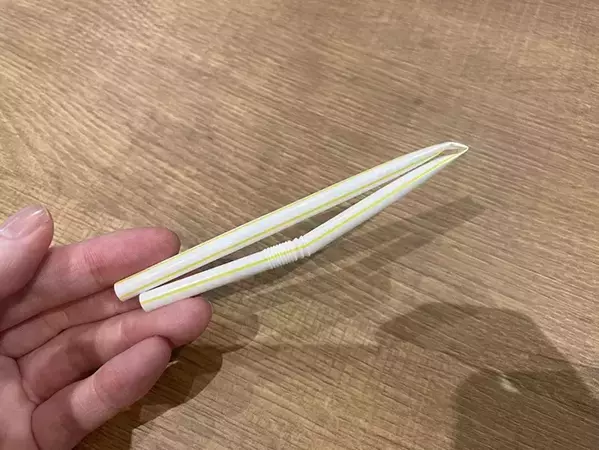 お菓子の袋をテープで留めると剥がしにくい…　ストロー1本で『ひっくり返してもこぼれない』閉じ方