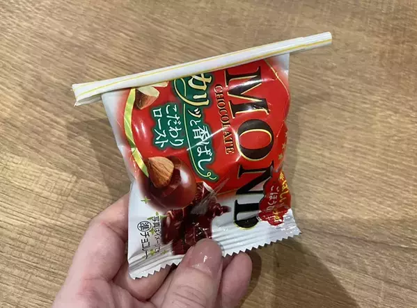 お菓子の袋をテープで留めると剥がしにくい…　ストロー1本で『ひっくり返してもこぼれない』閉じ方