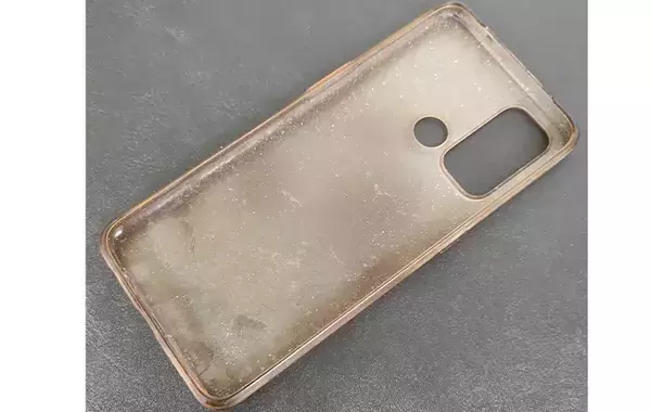 【検証】3年間未清掃のスマホを検査！　カバーの内側を顕微鏡で見てみたら…？