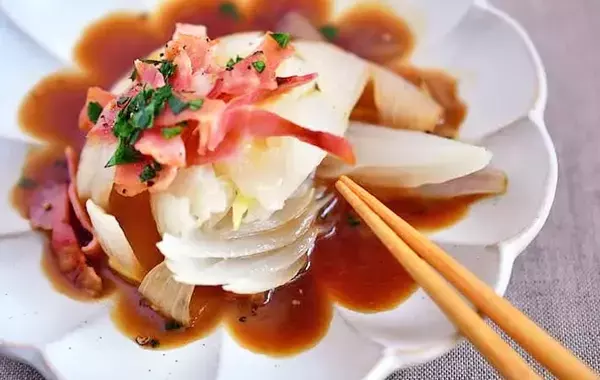 新玉ねぎに切り込みを入れて…　レンチン5分の簡単おかずに「1人で1個ペロリ」【管理栄養士のレシピ】