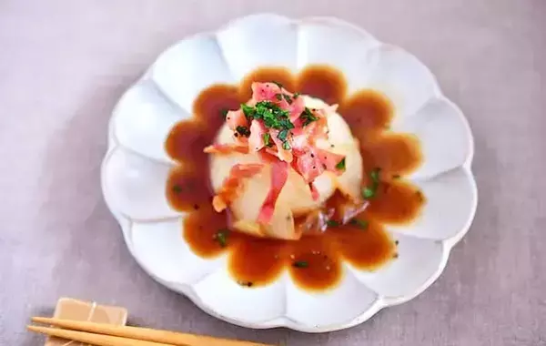 新玉ねぎに切り込みを入れて…　レンチン5分の簡単おかずに「1人で1個ペロリ」【管理栄養士のレシピ】