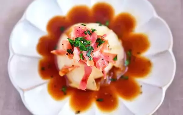 新玉ねぎに切り込みを入れて…　レンチン5分の簡単おかずに「1人で1個ペロリ」【管理栄養士のレシピ】