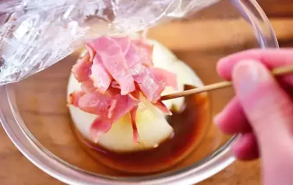 新玉ねぎに切り込みを入れて…　レンチン5分の簡単おかずに「1人で1個ペロリ」【管理栄養士のレシピ】