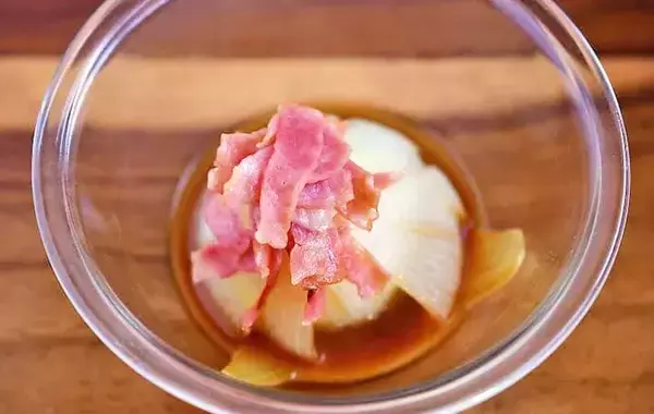 新玉ねぎに切り込みを入れて…　レンチン5分の簡単おかずに「1人で1個ペロリ」【管理栄養士のレシピ】