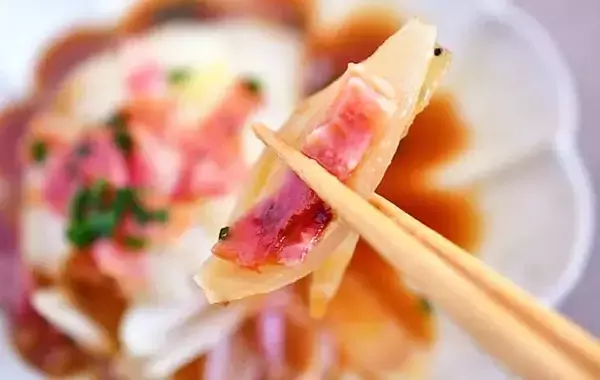 新玉ねぎに切り込みを入れて…　レンチン5分の簡単おかずに「1人で1個ペロリ」【管理栄養士のレシピ】