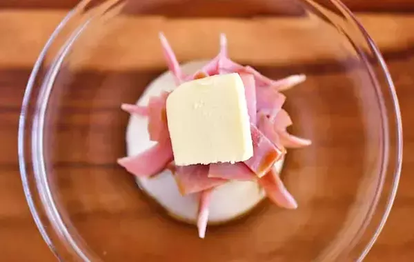 新玉ねぎに切り込みを入れて…　レンチン5分の簡単おかずに「1人で1個ペロリ」【管理栄養士のレシピ】