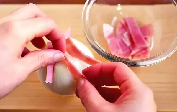 新玉ねぎに切り込みを入れて…　レンチン5分の簡単おかずに「1人で1個ペロリ」【管理栄養士のレシピ】