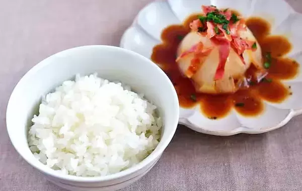 新玉ねぎに切り込みを入れて…　レンチン5分の簡単おかずに「1人で1個ペロリ」【管理栄養士のレシピ】