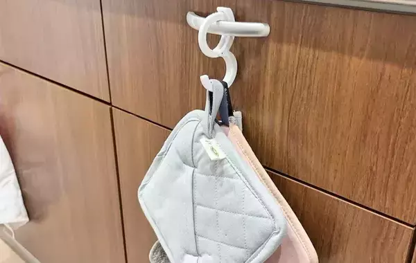 S字フックを直す手間ゼロへ　ダイソー『しっかりとまるS字フック』でキッチン収納を効率化