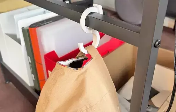 S字フックを直す手間ゼロへ　ダイソー『しっかりとまるS字フック』でキッチン収納を効率化