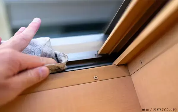 室温20度はカビにとっても適温！　専門家おすすめの窓の黒カビを防ぐ方法
