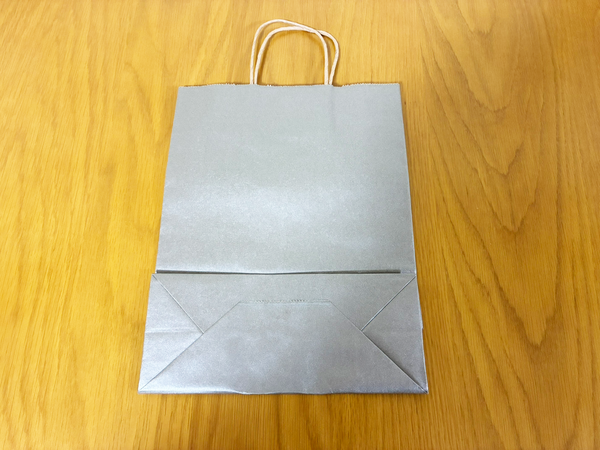 ため込んでいた紙袋、サイドに穴を開けると…　5分で作れる『収納アイテム』に「実用性バツグン！」