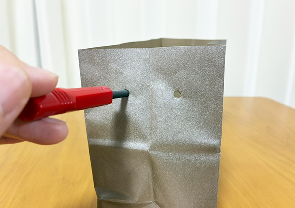 ため込んでいた紙袋、サイドに穴を開けると…　5分で作れる『収納アイテム』に「実用性バツグン！」