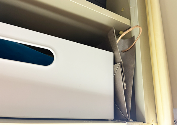 ため込んでいた紙袋、サイドに穴を開けると…　5分で作れる『収納アイテム』に「実用性バツグン！」