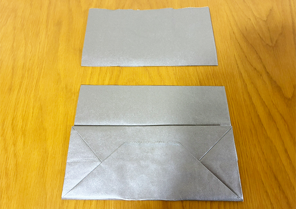 ため込んでいた紙袋、サイドに穴を開けると…　5分で作れる『収納アイテム』に「実用性バツグン！」