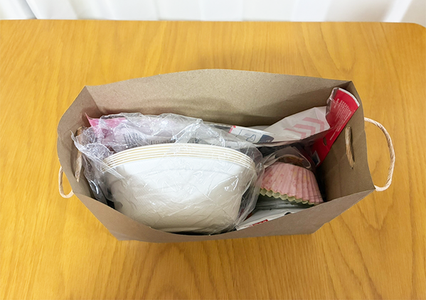 ため込んでいた紙袋、サイドに穴を開けると…　5分で作れる『収納アイテム』に「実用性バツグン！」