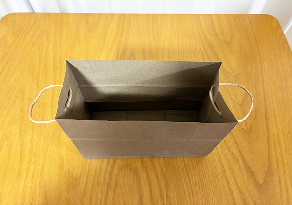 ため込んでいた紙袋、サイドに穴を開けると…　5分で作れる『収納アイテム』に「実用性バツグン！」