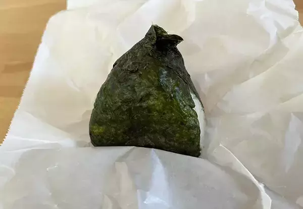 まだラップで包んでる？　おにぎりを4つの方法で包んでみたら「意外と差が出た」