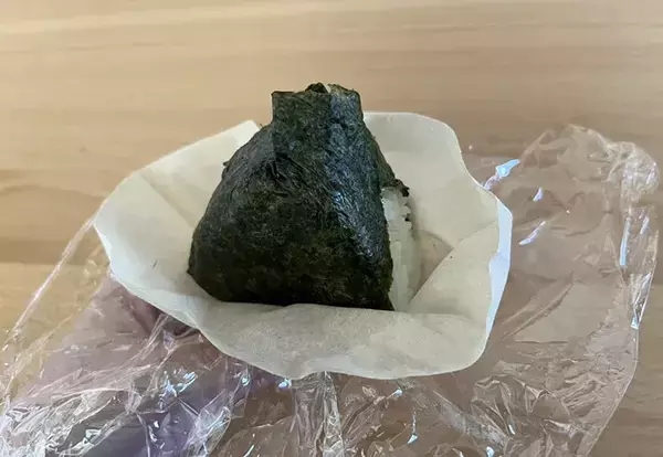まだラップで包んでる？　おにぎりを4つの方法で包んでみたら「意外と差が出た」