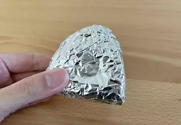 まだラップで包んでる？　おにぎりを4つの方法で包んでみたら「意外と差が出た」