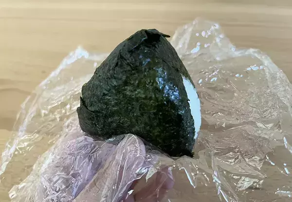 まだラップで包んでる？　おにぎりを4つの方法で包んでみたら「意外と差が出た」