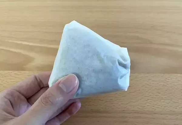 まだラップで包んでる？　おにぎりを4つの方法で包んでみたら「意外と差が出た」