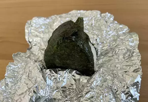 まだラップで包んでる？　おにぎりを4つの方法で包んでみたら「意外と差が出た」