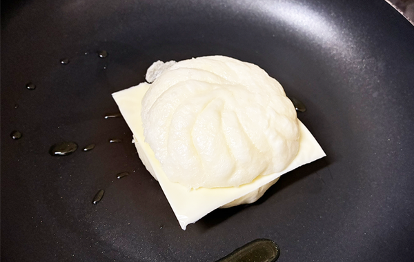 肉まんを半分に切ると…　「サクッ」と新食感なアレンジレシピに「もう普通の肉まんに戻れないかも…」