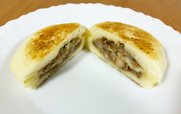 肉まんを半分に切ると…　「サクッ」と新食感なアレンジレシピに「もう普通の肉まんに戻れないかも…」