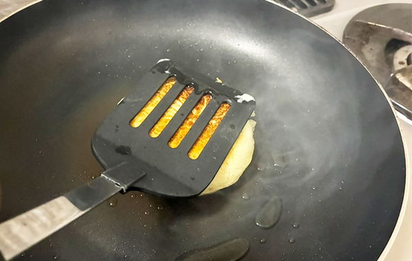 肉まんを半分に切ると…　「サクッ」と新食感なアレンジレシピに「もう普通の肉まんに戻れないかも…」