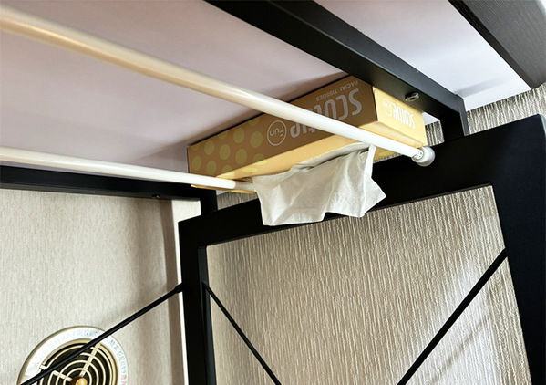 テーブルの下に『つっぱり棒』を設置　スタイリッシュな収納術に「目からウロコ」