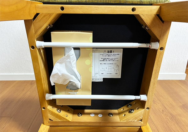 テーブルの下に『つっぱり棒』を設置　スタイリッシュな収納術に「目からウロコ」