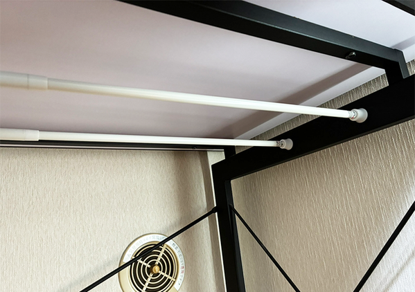 テーブルの下に『つっぱり棒』を設置　スタイリッシュな収納術に「目からウロコ」