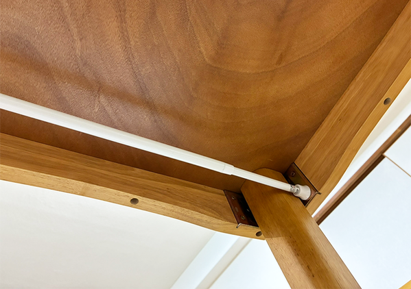 テーブルの下に『つっぱり棒』を設置　スタイリッシュな収納術に「目からウロコ」