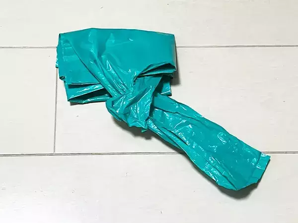 レジ袋をカラビナにこう付ける！　SNSで話題の『リボン折り』を検証