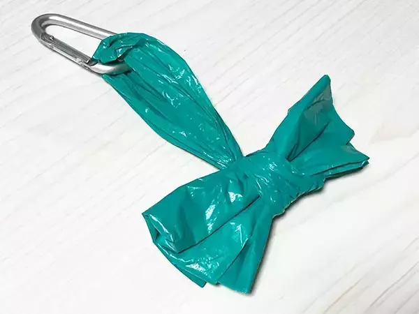 レジ袋をカラビナにこう付ける！　SNSで話題の『リボン折り』を検証