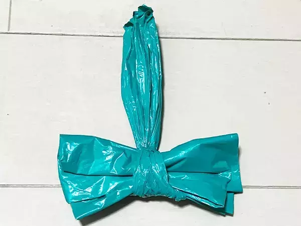 レジ袋をカラビナにこう付ける！　SNSで話題の『リボン折り』を検証