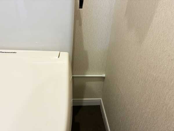 トイレの空きスペースに『つっぱり棒』をかけると…　爆誕した棚に「これで直置き卒業！」