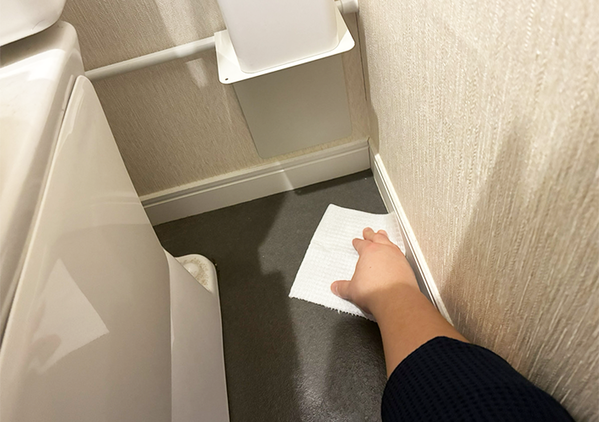 トイレの空きスペースに『つっぱり棒』をかけると…　爆誕した棚に「これで直置き卒業！」