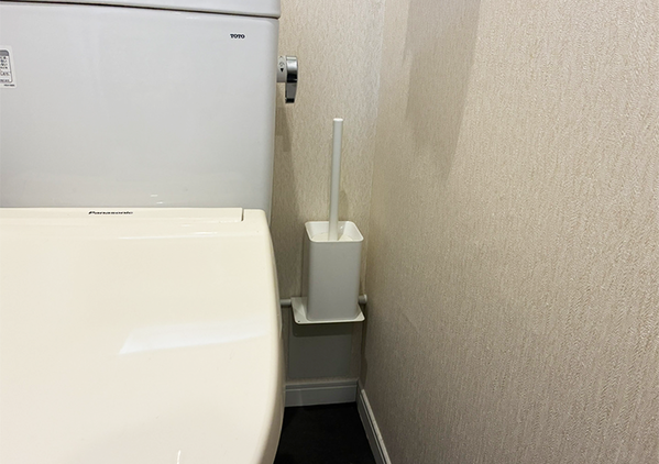 トイレの空きスペースに『つっぱり棒』をかけると…　爆誕した棚に「これで直置き卒業！」