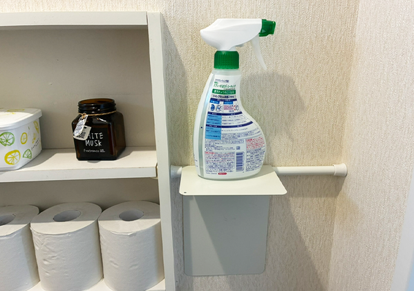 トイレの空きスペースに『つっぱり棒』をかけると…　爆誕した棚に「これで直置き卒業！」