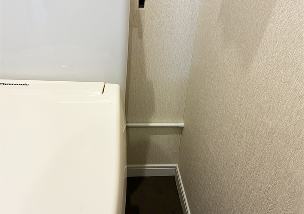 トイレの空きスペースに『つっぱり棒』をかけると…　爆誕した棚に「これで直置き卒業！」
