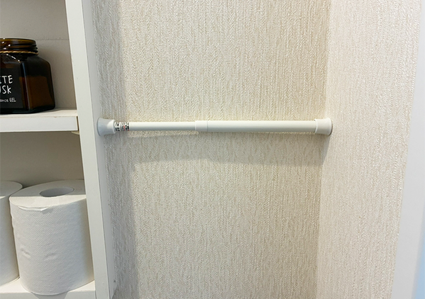 トイレの空きスペースに『つっぱり棒』をかけると…　爆誕した棚に「これで直置き卒業！」