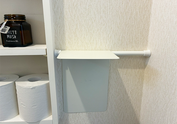 トイレの空きスペースに『つっぱり棒』をかけると…　爆誕した棚に「これで直置き卒業！」
